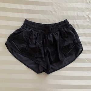 Lululemon Hotty Hot Low-Rise Lined Short 2.5 (Size 4)